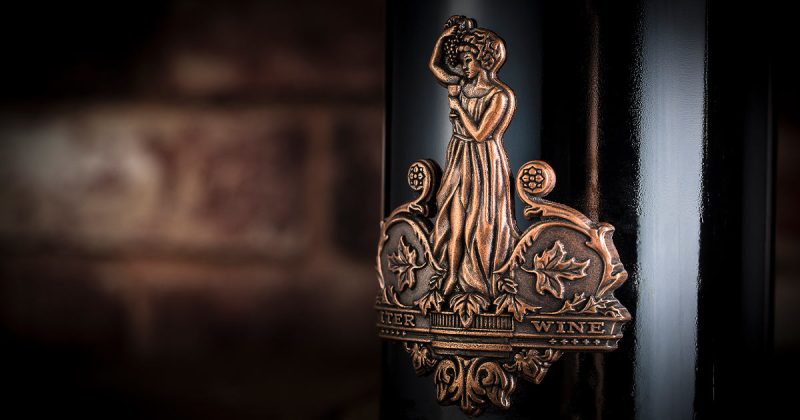 Iterwine die-cast sculpted badge